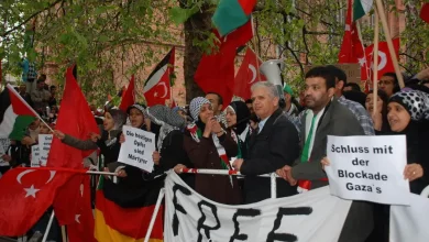 تظاهر المئات أمام مقر وزارة الخارجية الالمانية في برلين تنديداً بالجريمة على اسطول الحرية