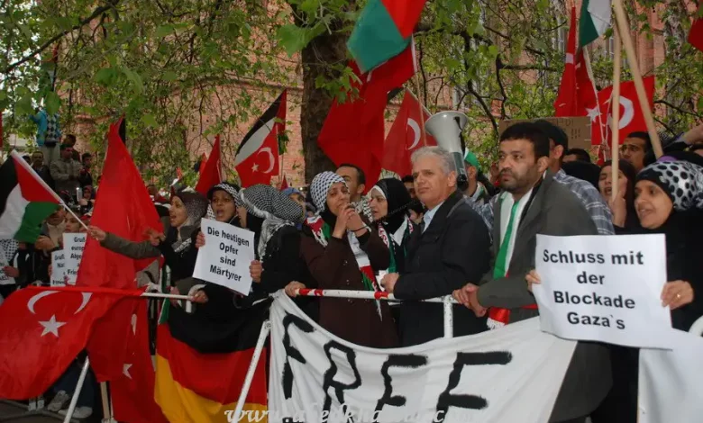 تظاهر المئات أمام مقر وزارة الخارجية الالمانية في برلين تنديداً بالجريمة على اسطول الحرية
