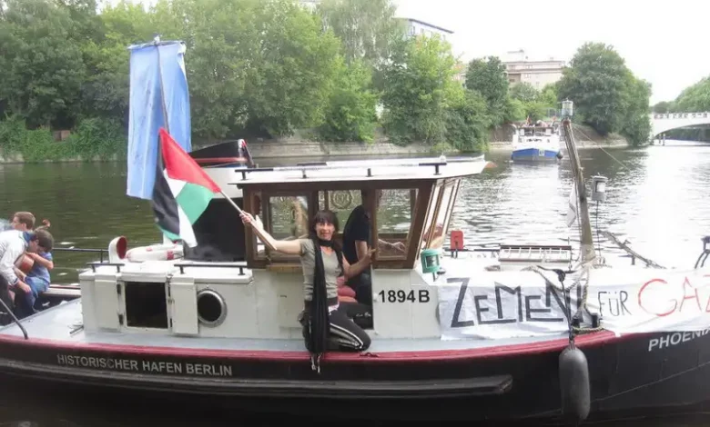 لجنه كسر الحصار عن غزه تشارك المتضامنين بمسيره رافعين الأعلام الفلسطينيه على سفينتين