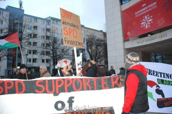 وقفة احتجاج امام المقر لحزب الـ SPD في برلين