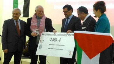 الجالية الفلسطينية تمنح جائزة للفنان اريهارد آرندت