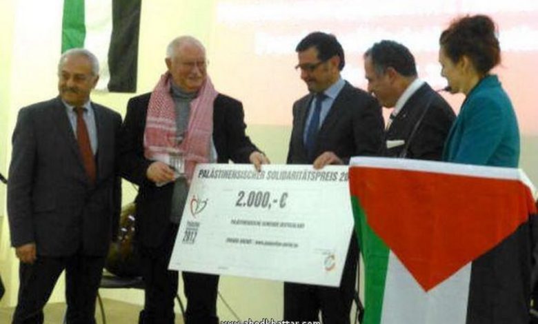 الجالية الفلسطينية تمنح جائزة للفنان اريهارد آرندت
