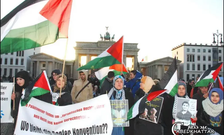 وقفة احتجاج شعبية جماهيرية في ساحة باريزر بلاتس