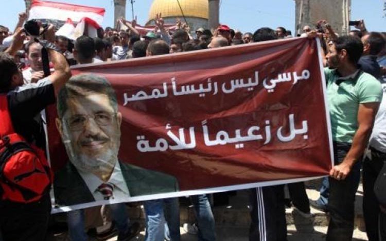 فتح تستهجن قيام حماس بتنظيم مسيرة مؤيدة لمحمد مرسي في باحات الأقصى