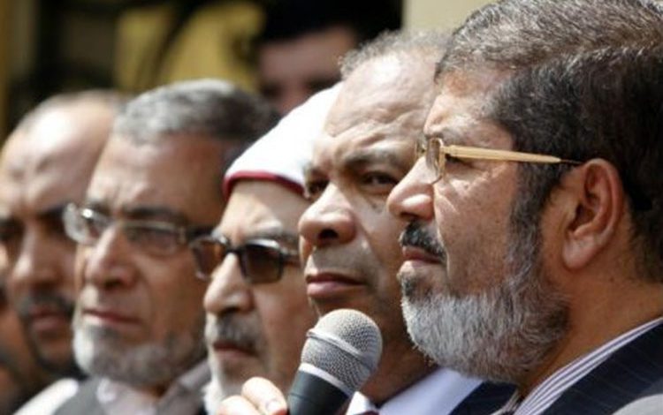 الجيش المصري يد على مرسي وعين على حماس