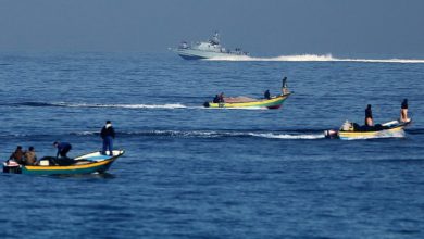 زوارق الاحتلال استهدفت مراكب صيادين فلسطينيين في بحر غزة