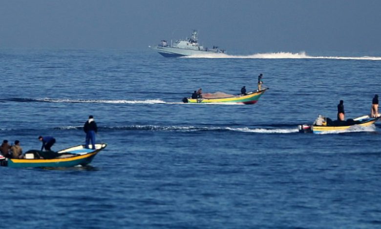 زوارق الاحتلال استهدفت مراكب صيادين فلسطينيين في بحر غزة