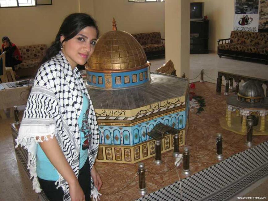 الفنانه ميرنا عيسى زارت معرض القدس الذي اقيم في مخيم عين الحلوة