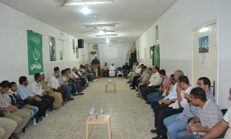 حركة حماس تقيم سهرة معايدة في مخيم البص
