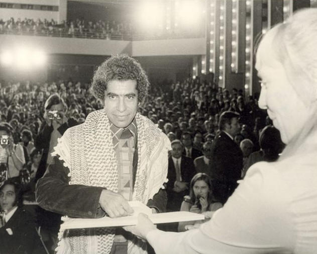 قاسم حول يتسلم الجائزة في مهرجان لايبزيغ العالمي سنة 1974