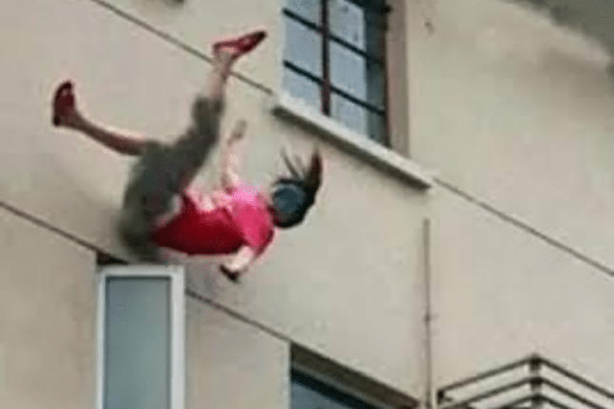 قفز من النافذة اعتراضًا على تحطيم والده بلاي ستيشن !!