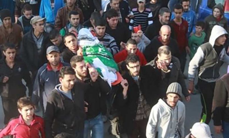 اهالي مخيم عين الحلوة شيع اليوم الطفل علي ايمن العلي في موكب مهيب