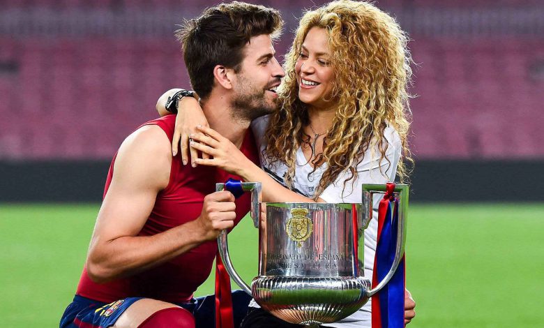 بيكيه يلقي الكرة وشاكيرا تتلقاها على صدرها في اغنية المونديال || فيديو