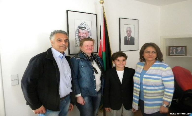 استقبال د. خلود دعيبس، سفيرة دولة فلسطين لدى ألمانيا الطفل الفلسطيني نعيم أبو الجبن، الذي حاز على بطولة برلين لوزن 46 كلغ في مبنى السفارة في برلين.
