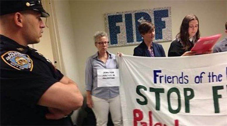 نيويووك || متضامون يقتحمون مقر منظمة ايباك وينفذون إعتصاما تنديدا بالعدوان الإسرائيلي