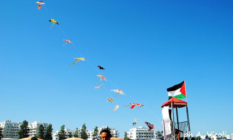 سلسلة بشرية على شواطئ إيطاليا تنديداً بالعدوان الاسرائيلي على غزة