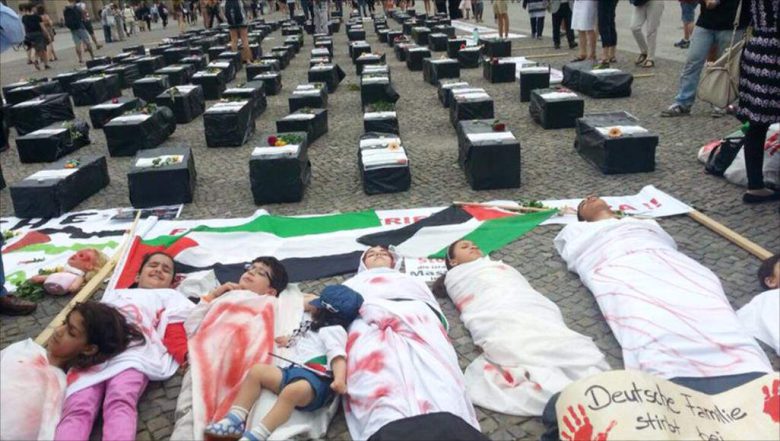 مشهد تمثيلي ببرلين لضحايا العدوان على غزة من الأطفال الذين كان عددهم صادما للغاية للمجتمع الأوروبي
