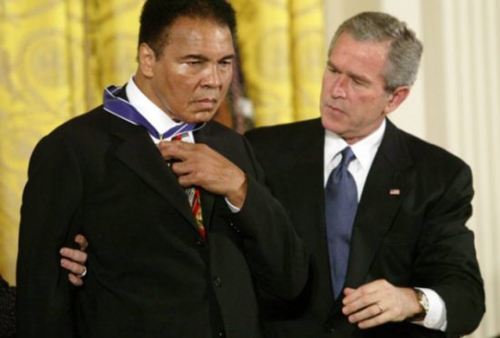  الرئيس الأمريكي السابق جورج بوش مع محمد كلاي