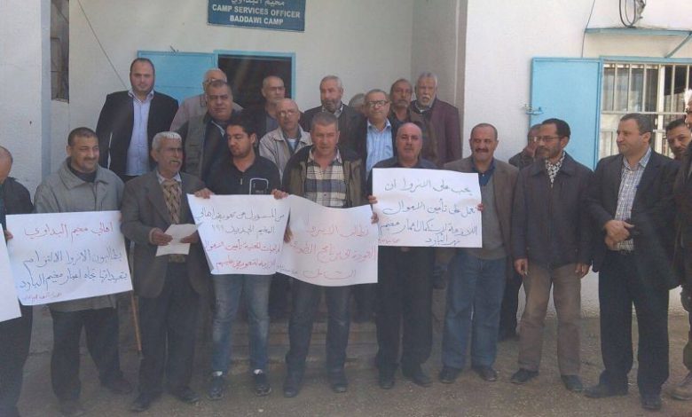 اعتصام امام مكتب مدير خدمات الانروا في مخيم البداوي
