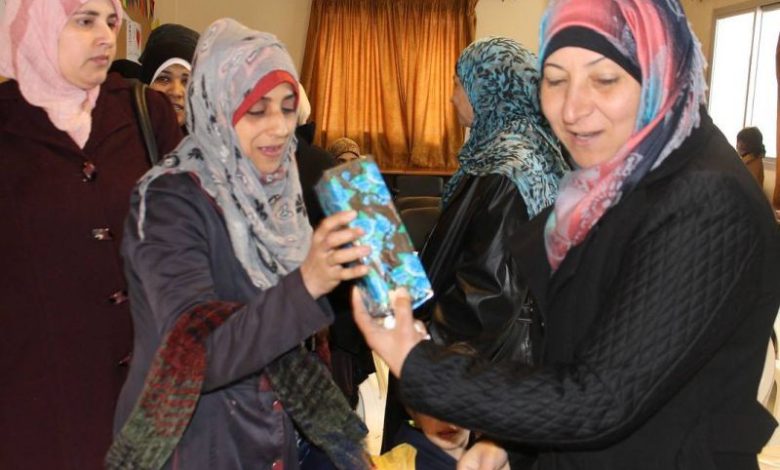 مؤسسة بيت اطفال الصمود في مخيم البداوي تكرم الامهات بمناسبة عيد يوم الام