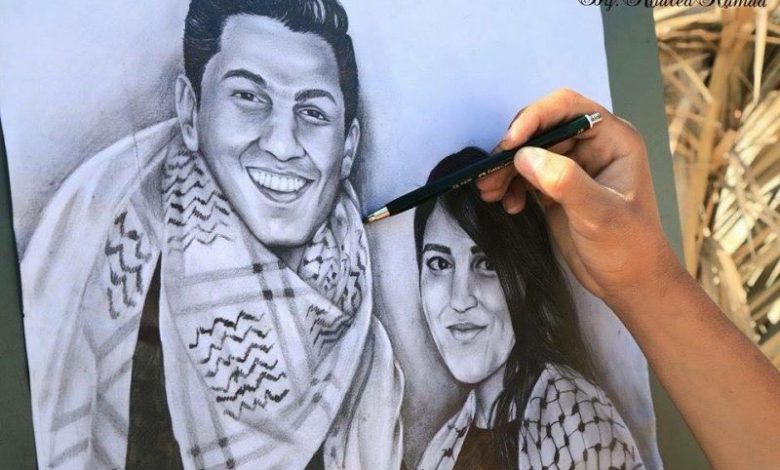 بالصور .. رسام فلسطيني يرسم لوحة للفنان محمد عساف والفنانة ميرنا عيسى