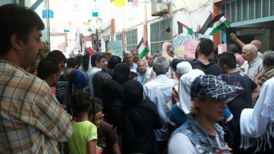 اعتصام المئات من اللاجئين والنازحون من مخيمات سوريا امام مكتب مدير الاونروا في مخيم البداوي