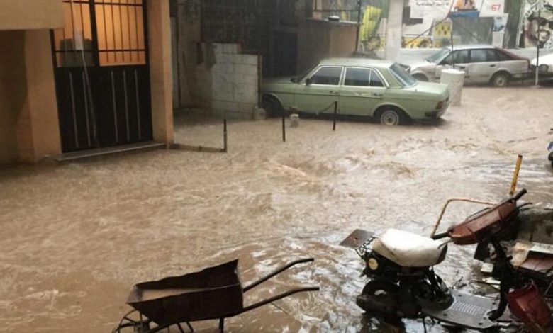 منازل وشوارع مخيم البداوي تغمرها مياه الامطار