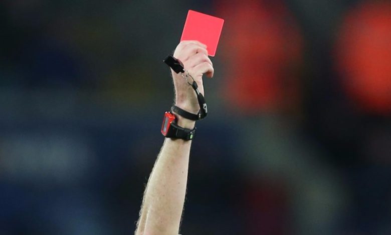 لاعب كرة قدم يقتل حكما بسبب بطاقة حمراء