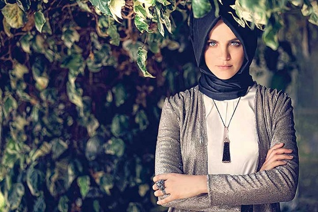 ملكة جمال تركيا تسأل مشايخ الإسلام سؤالاً غريباً