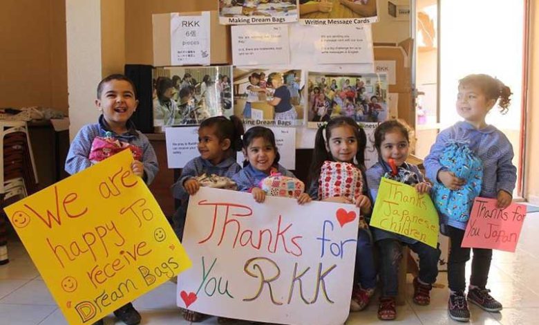 توزيع هدايا من أطفال اليابان الى أطفال مخيم البداوي