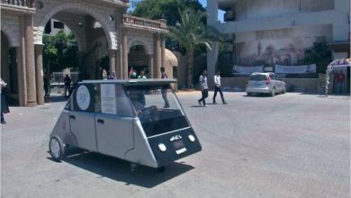 فلسطينيان يبتكران سيارة شمسية