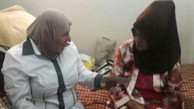 مكتب المساعدات الانسانية في الرئاسة يقدم كرسي متحرك للاجئة فلسطينية في مخيم البداوي