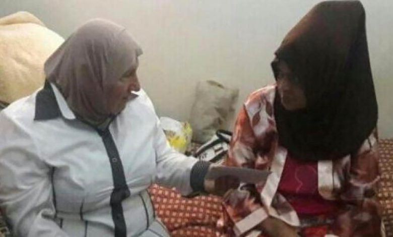 مكتب المساعدات الانسانية في الرئاسة يقدم كرسي متحرك للاجئة فلسطينية في مخيم البداوي