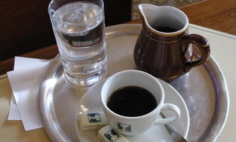 كأس الماء مع القهوة