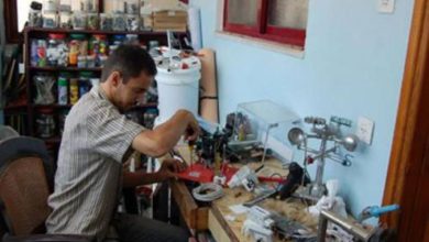 مخترع فلسطيني يبتكر أجهزة لخدمة المرضى والمعوّقين