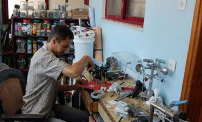 مخترع فلسطيني يبتكر أجهزة لخدمة المرضى والمعوّقين