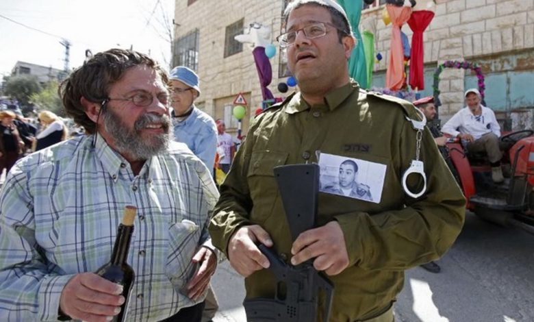 مستوطنون يكرمون جنديا أجهز على جريح فلسطيني