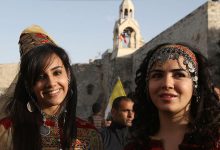 حسناوات من بيت لحم يرتدين الملابس التراثية