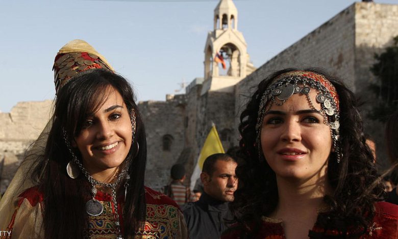 حسناوات من بيت لحم يرتدين الملابس التراثية