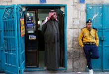 لقاء الأجيال قرب محل تجاري في بيت لحم