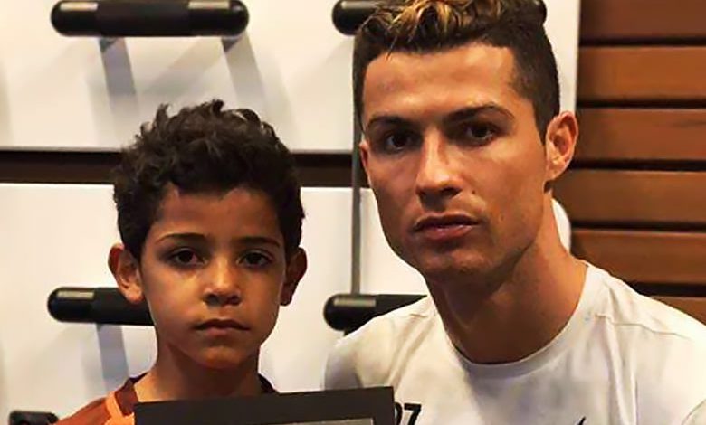 لمن هذه الصورة التي يحملها نجل رونالدو ؟