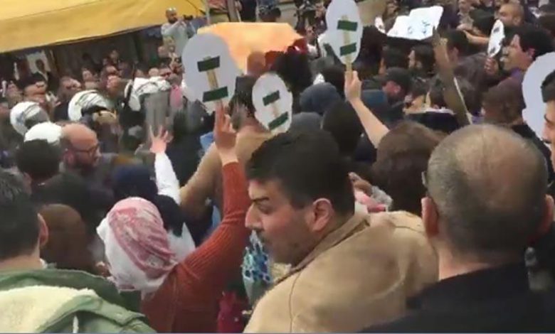 الأمن الفلسطيني يقمع مسيرة ضد محاكمة الشهيد الأعرج