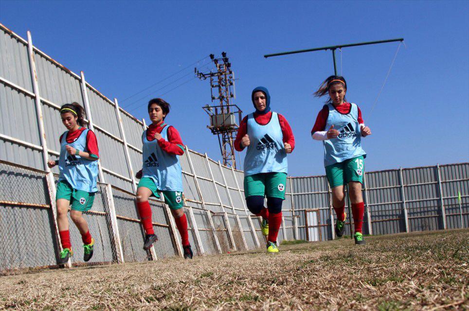 تركية في خريف عمرها تحقق حلمها بلعب كرة القدم