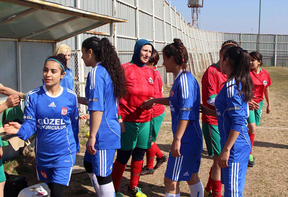 تركية في خريف عمرها تحقق حلمها بلعب كرة القدم