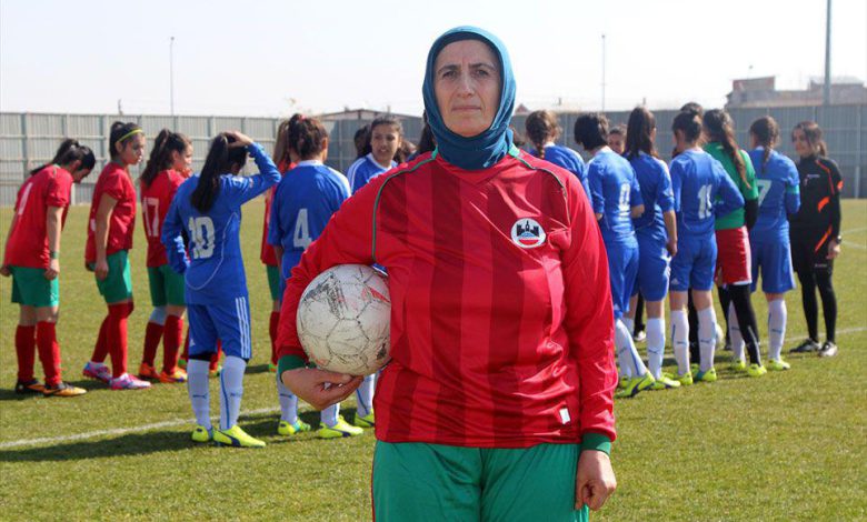 تركية في خريف عمرها تحقق حلمها بلعب كرة القدم