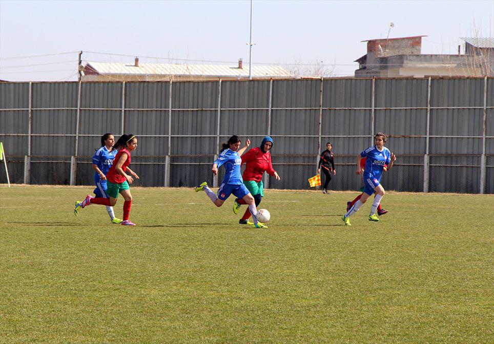 تركية في خريف عمرها تحقق حلمها بلعب كرة القدم