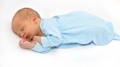 طرق لجعل طفلك الرضيع ينام ليلا