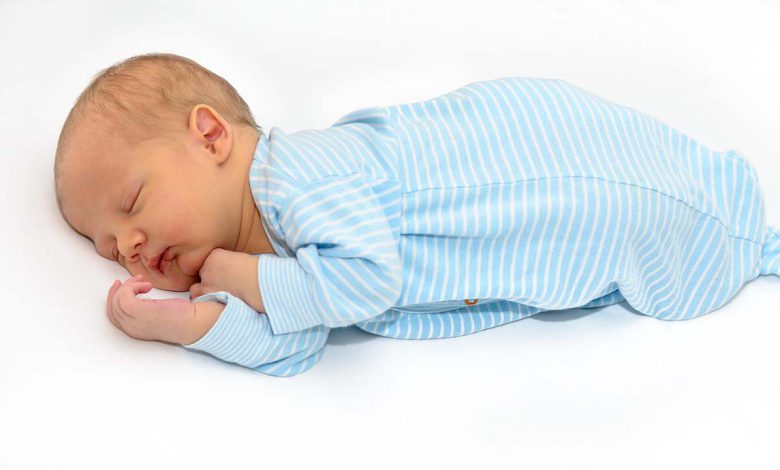 طرق لجعل طفلك الرضيع ينام ليلا