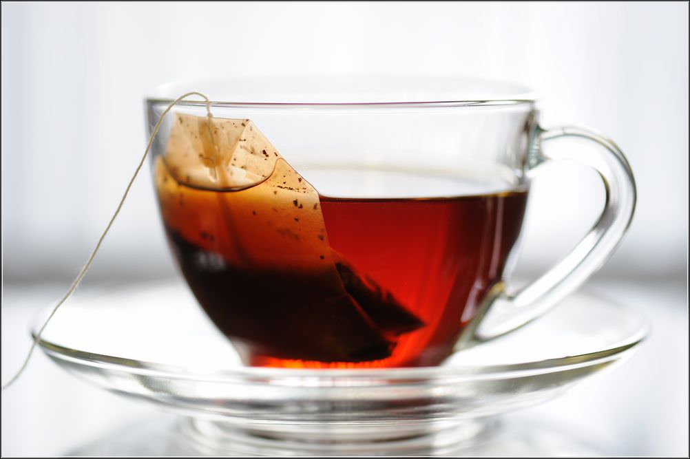 أيهما أفضل لصحتك: تحضير الشاي في الغلاية أم الميكروويف