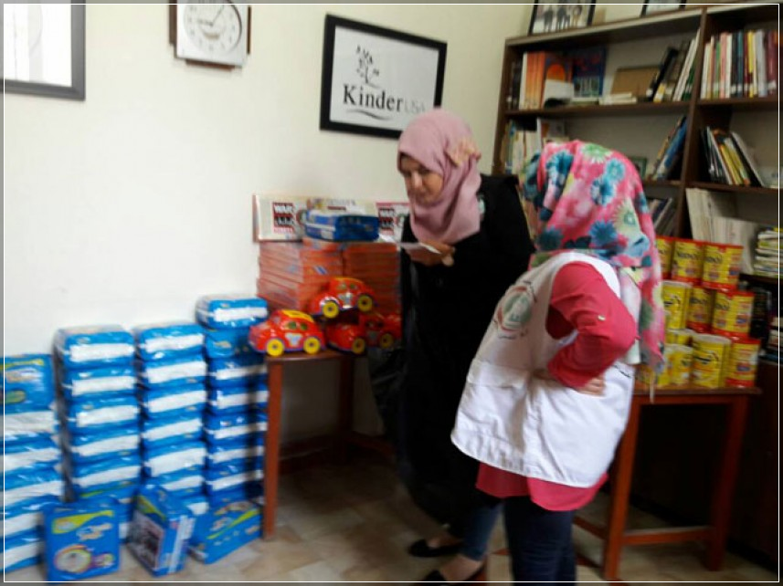 توزيع مساعدات إغاثية في مخيم عين الحلوة